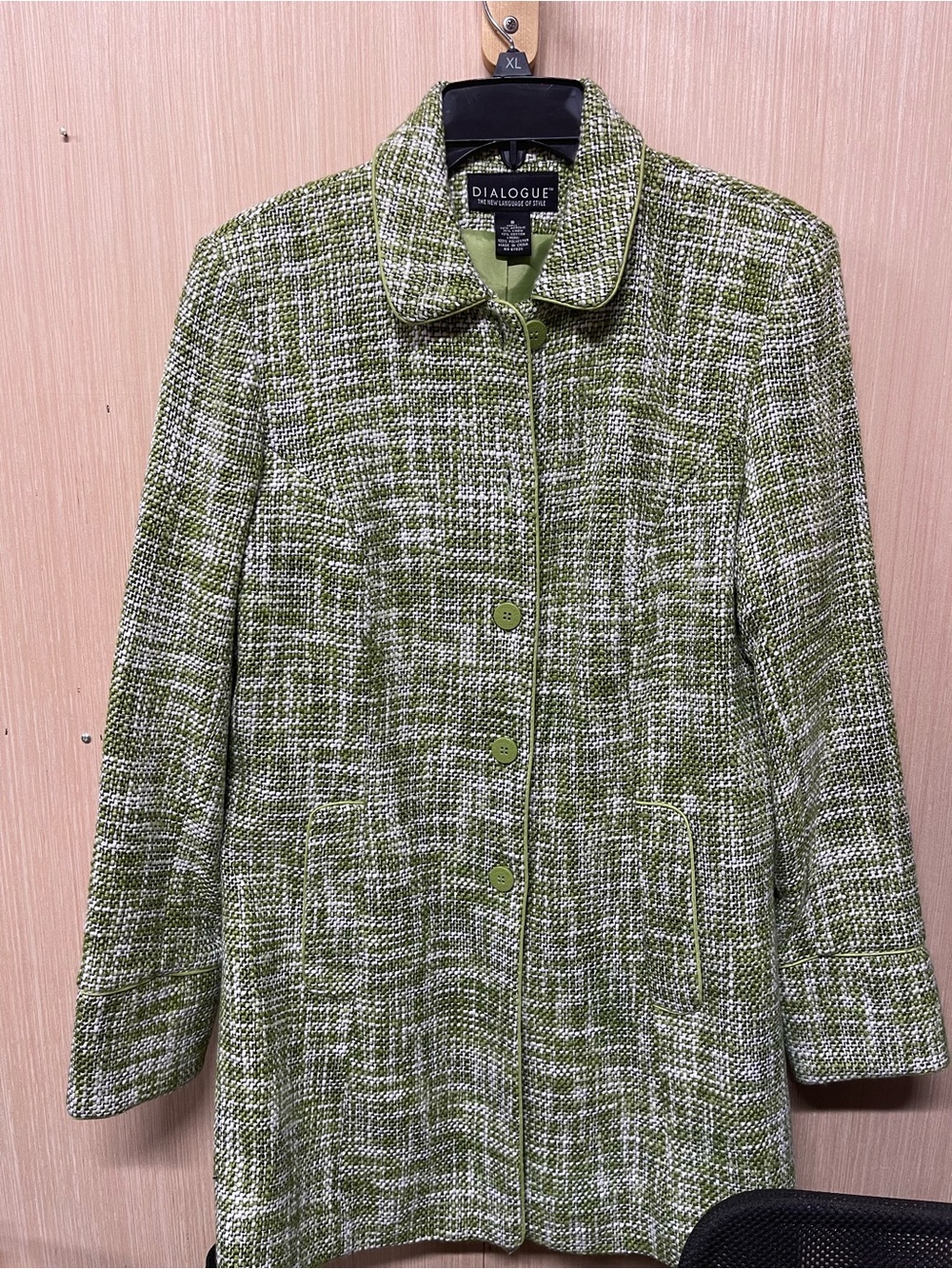 New never worn Dialogue light coat size 6, has pockets